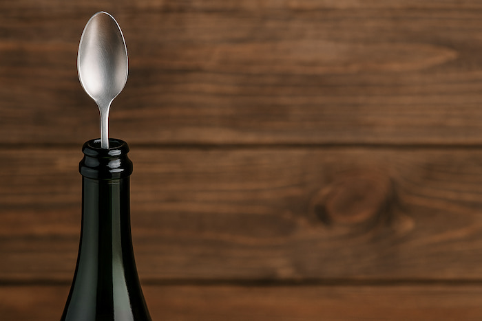 Löffel in Sektflasche: Mythos oder cleverer Tipp?